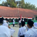 Upacara Bendera MTsN 8 Banjar: Belajar Disiplin, Belajar Bertanggung Jawab Upacara Bendera MTsN 8 Banjar: Belajar Disiplin, Belajar Bertanggung Jawab