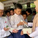 MTsN 8 Banjar Gandeng Puskesmas Astambul Bagikan Masker kepada Siswa MTsN 8 Banjar Gandeng Puskesmas Astambul Bagikan Masker kepada Siswa