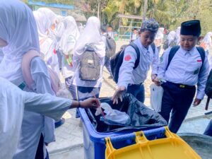 Dukung Program Ekoteologi Kemenag, MTsN 8 Banjar Terapkan Inovasi “Sampah Jadi Tiket Pulang” dan Wajib Tumbler Dukung Program Ekoteologi Kemenag, MTsN 8 Banjar Terapkan Inovasi “Sampah Jadi Tiket Pulang” dan Wajib Tumbler