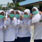 Kemenag Kabupaten Banjar Bagikan Masker untuk Murid dan GTK MTsN 8 Banjar Kemenag Kabupaten Banjar Bagikan Masker untuk Murid dan GTK MTsN 8 Banjar
