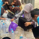 Siswa MTsN 8 Banjar Kumpulkan Botol Bekas untuk Penataan Kembang Siswa MTsN 8 Banjar Kumpulkan Botol Bekas untuk Penataan Kembang