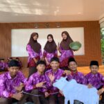 Belajar Lebih Nyata, Murid Kelas IX MTsN 8 Banjar Kolaborasikan Fikih dan IPA Lewat Praktik Penyembelihan Hewan